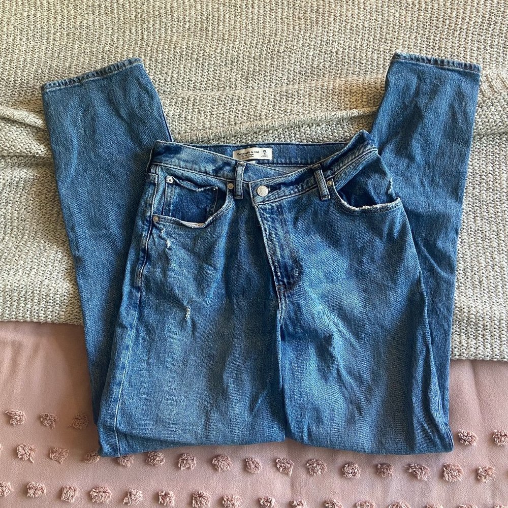 Abercrombie Curve Love Ultra High Rise 90s Straight Jean